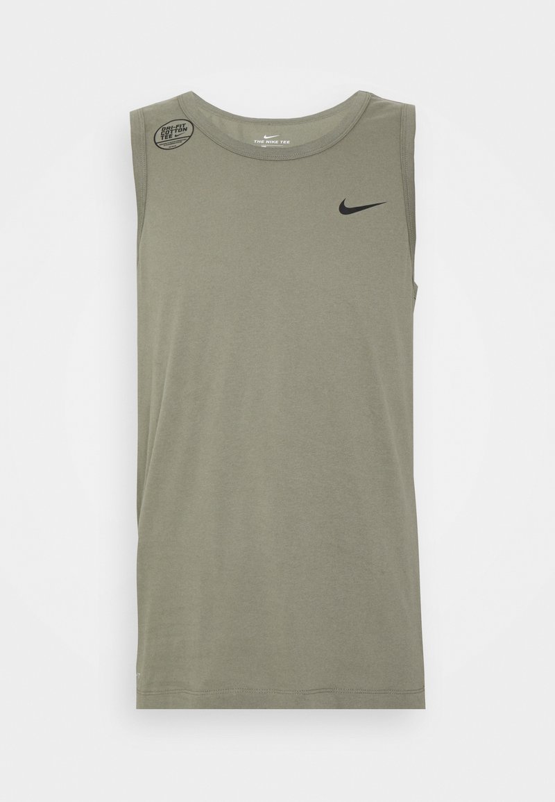 Oliwkowa koszulka bawełniana bez rękawów z okrągłym dekoltem, z czarnym logo Nike na piersi i okrągłym wzorem na ramieniu.
