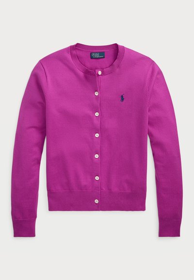 Cardigan fucsia con colletto rotondo, maniche lunghe e chiusura con bottoni. Presenta un piccolo logo ricamato sul lato sinistro del petto. Texture morbida.