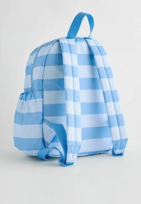 Sac à dos bleu rayé avec des rayures alternant entre bleu clair et bleu foncé, sangles rembourrées et une poche latérale. Tissu lisse avec un léger brillant.