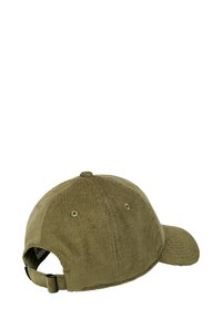 Olivgrüner Cordstoff-Baseballcap mit gebogenem Schirm, verstellbarem Hinterriemen und strukturierter Oberfläche mit vertikalen Rillen.