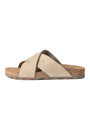 Sandale beige en daim à enfiler avec des brides croisées et une semelle intérieure en liège, pourvue d'une semelle douce et profilée et d'une semelle extérieure texturée pour l'adhérence.