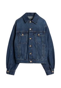 Kurtka jeansowa w ciemnym niebieskim kolorze, z klasycznym kołnierzem, zapięciem na guziki, dwoma kieszeniami na piersiach oraz luźnym krojem z lekko marszczonymi rękawami.