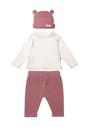 Zweiteiliges Baby-Outfit mit einem cremefarbenen Langarmoberteil und pinken Hosen mit braunen Knöpfen, ergänzt durch eine pinke Mütze mit Bärenohren.