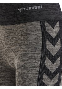 Grå och svarta texturerade leggings med en bred midja och ett svart zickzackmönster på sidan, märkt med "hummel"-logotypen högst upp.