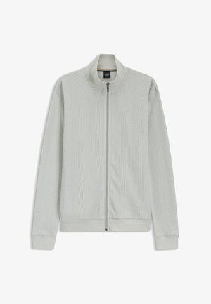 Suéter gris claro con cremallera, patrón de punto vertical texturizado, mangas largas, cuello alto y puños y borde acanalados.