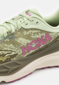 HOKA STINSON 7 - Běžecké boty do terénu - seed green/beet root