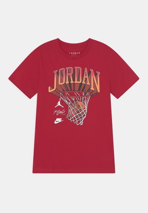 Camiseta de algodón roja con motivo de baloncesto; presenta el texto "JORDAN", un aro y un gráfico de balón. Diseño de mangas cortas y cuello redondo.