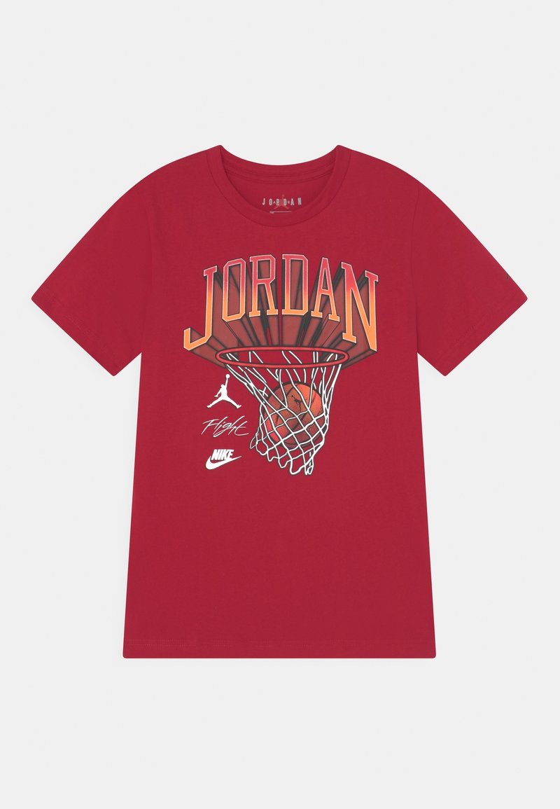 Camiseta de algodón roja con motivo de baloncesto; presenta el texto "JORDAN", un aro y un gráfico de balón. Diseño de mangas cortas y cuello redondo.