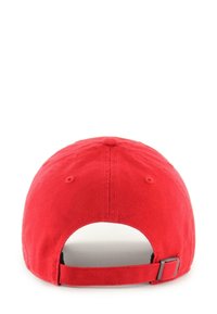 Rote Baumwoll-Baseballmütze von hinten gezeigt mit verstellbarem Riemen und Metallverschluss auf einem weißen Hintergrund.