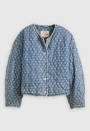 Kurtka dżinsowa pikowana w jasnoniebieskim kolorze. Charakteryzuje się falistym wzorem, zatrzaskami i okrągłym kołnierzykiem. Miękka tekstura z luźnym krojem.