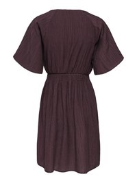 Robe courte texturée violet foncé à manches courtes, taille élastique et jupe ample et fluide, vue de dos sur fond blanc.