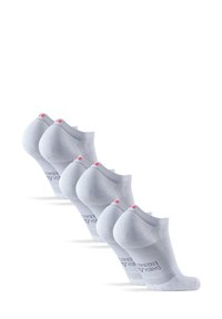 Calcetines tobilleros blancos con un patrón texturizado, acento rojo y un diseño hexagonal en la suela, mostrados en una fila.