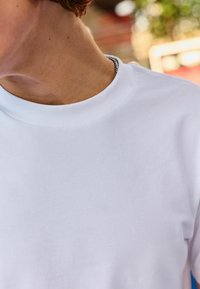 Next REGULAR FIT - EDIT CROPPED FIT - T-shirts print - white