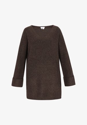 Brązowy sweter dziergany z dekoltem w kształcie litery V, długimi rękawami i podwiniętymi mankietami. Tekstura jest miękka i prążkowana, z luźnym, oversize'owym krojem.