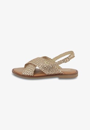 Sandalia metálica dorada trenzada con diseño de tiras cruzadas, correa de tobillo ajustable, suela plana y plantilla suave en color beige.