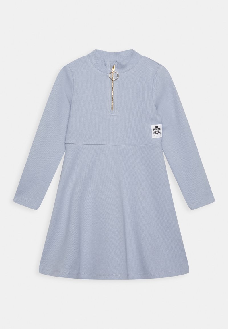 Robe à manches longues bleu clair avec col montant, fermeture éclair à l'avant avec tirette en forme d'anneau, et écusson logo visage de panda sur le côté droit.