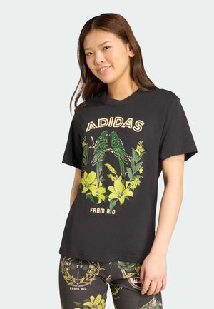 Sort bomulds T-shirt med et farverigt blomster- og papegøje grafik, med "ADIDAS" og "FARM RIO" tekst i en kontrastfuld skrifttype.