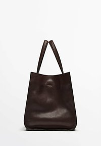 Bruine leren tote bag met een gladde textuur, minimalistisch ontwerp, open bovenkant en twee korte handvatten. Geen zichtbare hardware of accenten.