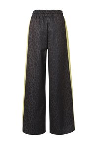 Széles szárú nadrág sötétszürke leopárdmintával és sárga oldalsávokkal, elasztikus derékrésszel.