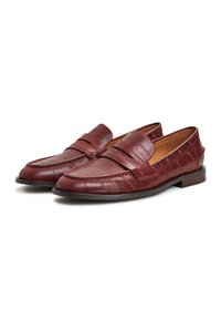 Burgunderfarbene Lederloafers mit strukturiertem Design, zwei vorderen Riemen und niedrigem Absatz. Glatte Innenauskleidung und kontrastierende Nähte.