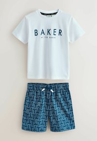 Biała koszulka z krótkim rękawem z napisem "BAKER by Ted Baker" w połączeniu z niebieskimi wzorzystymi szortami z geometrycznymi kształtami i troczkiem w pasie.