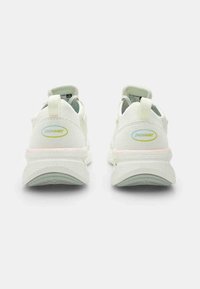 Scarpe da ginnastica bianche con una superficie liscia, forma arrotondata, suola bicolore e branding "power" in verde e blu sul tallone.