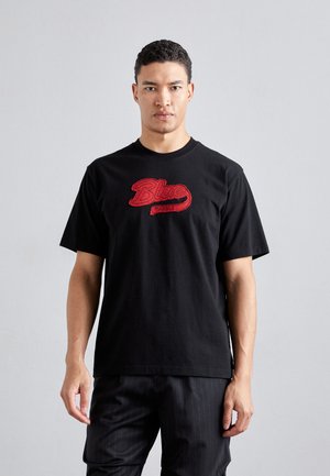 VARSITY - T-shirt imprimé - jet black/matchstick red