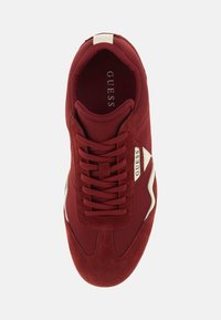 Roter Sneaker aus einer Kombination von Wildleder und Mesh-Materialien. Verfügt über eine abgerundete Zehenpartie, Schnürdesign, weiße Akzente und Markenlogo.