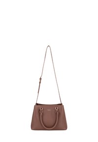 Borsa a tracolla in pelle marrone con texture, manici doppi, tracolla regolabile e dettagli in metallo. Design senza chiusura, branding ridotto al minimo.