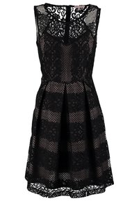 Robe noire sans manches avec superposition en dentelle, corsage ajusté, panneaux en résille et jupe plissée, conçue pour une tenue formelle ou de soirée.