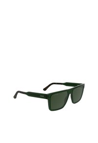 Ochelari de soare din plastic verde, cu lentile pătrate, temple închise la culoare cu model și branding subtil pe laterale. Finisaj neted și design rezistent.