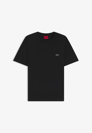 Zwart T-shirt met korte mouwen en een klein wit "HUGO" logo op de linkerborst, met een rood "HUGO" label aan de binnenkant van de kraag.