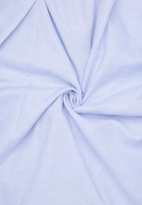 Tessuto azzurro chiaro, testurizzato con un motivo a griglia, caratterizzato da una trama morbida e traspirante, che presenta una finitura liscia e una leggera lucentezza.