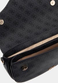 Borsa nera testurizzata con hardware in tonalità oro, caratterizzata da un design a due scomparti e una fodera interna liscia. Motivo monogram visibile.
