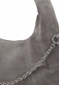 Grijze suède handtas met een gladde textuur, een afgeronde vorm en een zilveren kettingaccent bevestigd aan een lusvormig hardware-detail.