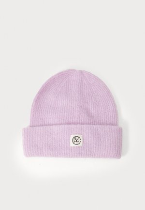 Berretto lavorato a maglia di colore lilla chiaro con una texture a coste e un orlo ripiegato. Presenta un piccolo etichetta bianca con un logo nero sul davanti.
