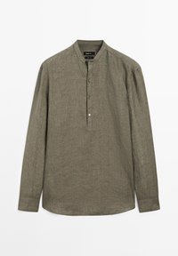Olijfgroen linnen shirt met lange mouwen, een bandkraag en een gedeeltelijke knopenrij met vier zichtbare knopen.