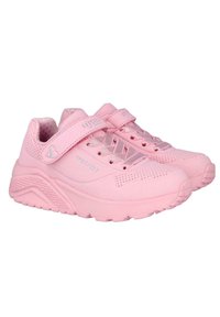 Zapatillas deportivas rosas con una parte superior de cuero suave, acentos de malla, correa de gancho y bucle, y una suela de goma gruesa con tracción texturizada.