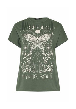 Olivengroen T-shirt met wit mystiek ontwerp met een vlinder, maanfasen, kristallen, bloemen en de tekst "MYSTIC SOUL".