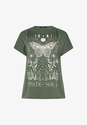T-shirt vert olive avec un motif mystique blanc comprenant un papillon, des phases de lune, des cristaux, des fleurs et le texte « MYSTIC SOUL ».