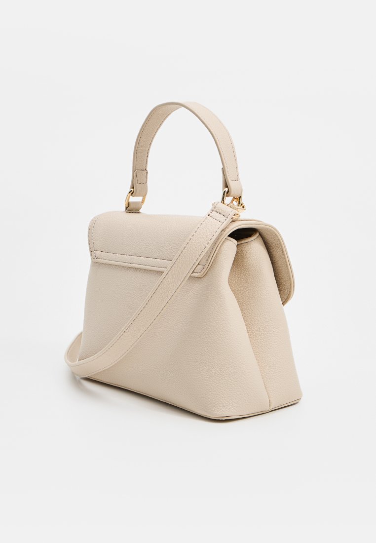 Beige leren handtas met textuur, voorzien van een bovenhandvat en een afneembare schouderriem, gestructureerde trapeziumvorm, gouden hardware accenten.