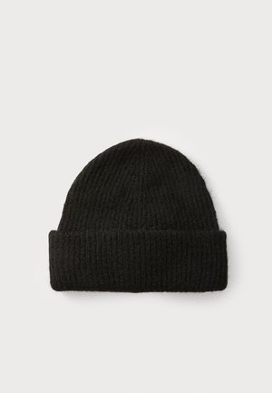 Cappello beanie nero in maglia con texture a coste e risvolto, realizzato in materiale morbido e caldo. Design semplice e leggero.