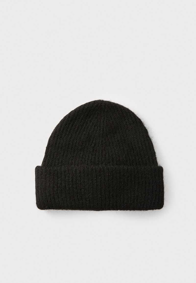 Cappello beanie nero in maglia con texture a coste e risvolto, realizzato in materiale morbido e caldo. Design semplice e leggero.