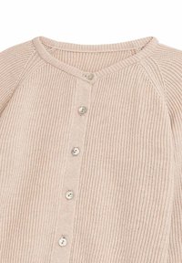 Beige gestrickte Strickjacke mit gerippter Textur, Rundhalsausschnitt und sechs Knopfverschlüssen an der Vorderseite. Die Knöpfe haben ein Perlen-Finish.