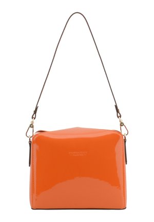 Sac à main rectangulaire orange brillant avec une fine bandoulière réglable et des fermoirs dorés sur les deux côtés.