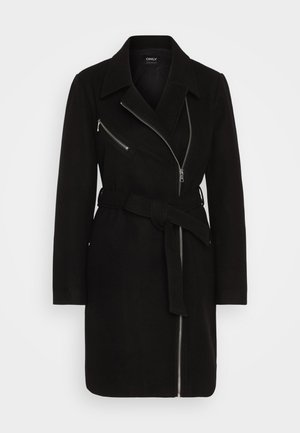 Melnas mētelis ar jostas vidukli, izgrieztiem lakstiem un diagonālu rāvējslēdzēju. Izgatavots no mīkstas, teksturētas auduma, ar sānu kabatām.