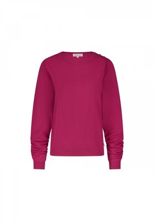 Fuchsia trui met lange mouwen, ronde halslijn en geplooide details bij de manshetten. Voorzien van knoopaccenten op de schouder. Zacht, rekbaar materiaal.