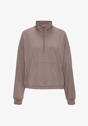 Vaaleanruskea pitkähihainen villapaita, jossa on neljännesvetoketju, etutasku ja resorit. Valmistettu pehmeästä, teksturoidusta kankaasta.