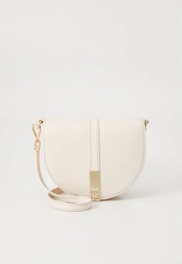 Krēmkrāsas pusmēness formas ādas somiņa ar noņemamu siksniņu un zeltīta toņa aizdari uz vienkārša balta fona.