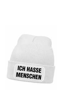 White knit beanie featuring a folded cuff with black text that says "ICH HASSE MENSCHEN" inside a rectangular white patch.